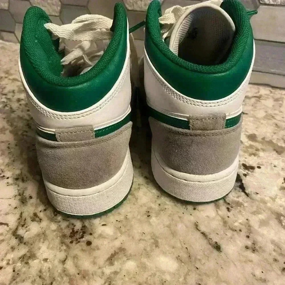 Air Jordan 1 Med SE In Pine Green size 6.5Y - Picture 4 of 8